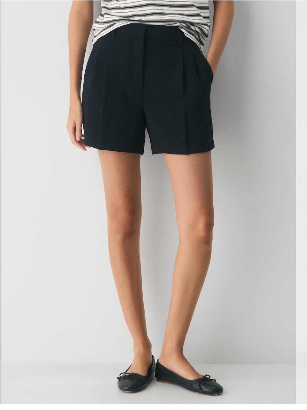 Aritzia Effortless Short  - Black Mid Length